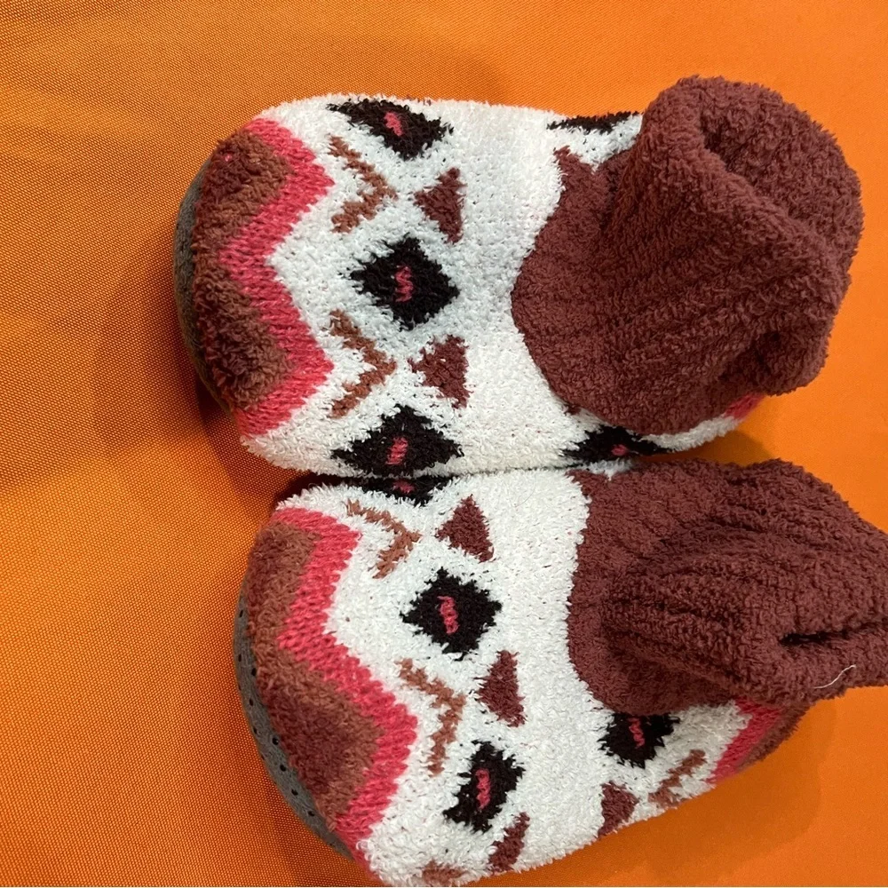 6/$25 Cozy Patterned Kids Slippers - Red and White - Picture 5 of 9